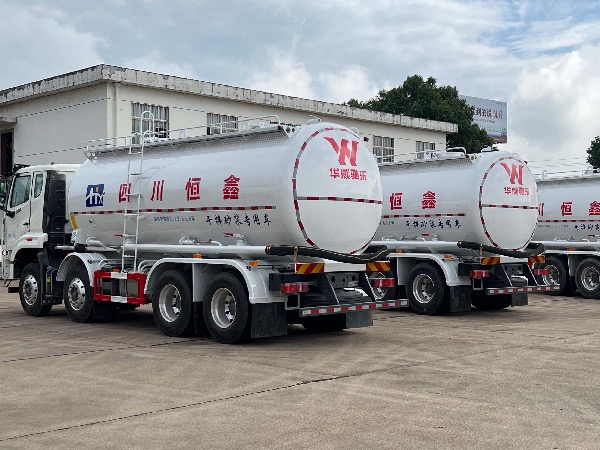 8x4新款重汽豪沃N系列輕量化干粉砂漿車(chē)（皮重12.8噸）