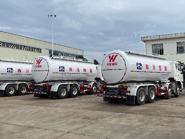 8x4新款重汽豪沃N系列輕量化干粉砂漿車(chē)（皮重12.8噸）