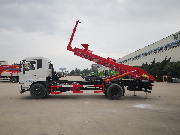 華威馳樂(lè )牌SGZ5180ZBGDF6型干粉砂漿移動(dòng)筒倉-背罐車(chē)介紹：  【選裝液壓伸縮吊臂】