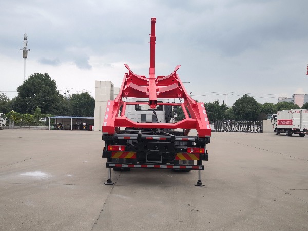 東風(fēng)天錦SGZ5180ZBGDF6型背罐車(chē)【選裝液壓伸縮吊臂】