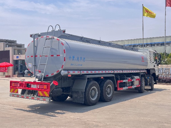 新推出8x4重汽成都王牌V7-X系列濰柴10升400馬力油田專(zhuān)用供液車(chē)