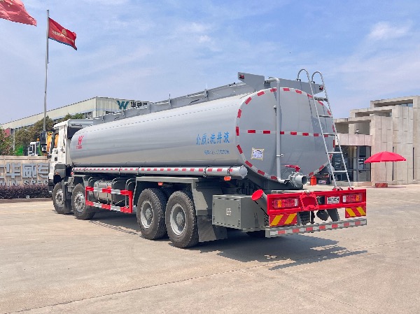 新推出8x4重汽成都王牌V7-X系列濰柴10升400馬力油田專(zhuān)用供液車(chē)