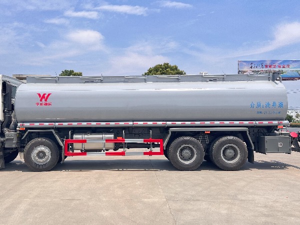 新推出8x4重汽成都王牌V7-X系列濰柴10升400馬力油田專(zhuān)用供液車(chē)
