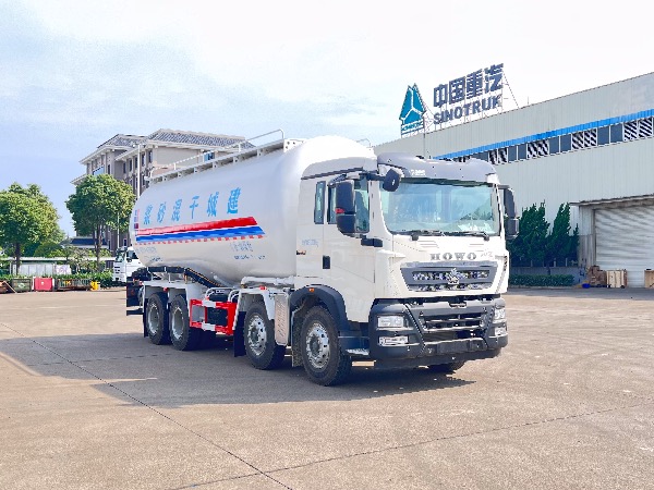 廣西客戶(hù)再次定購2臺重汽豪沃TX干粉砂漿運輸罐車(chē)